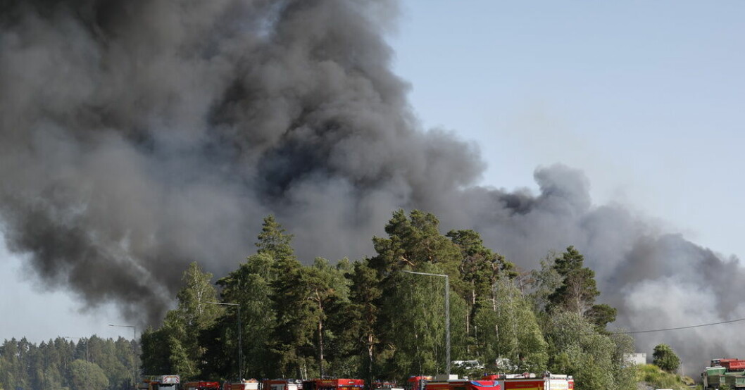 Ett större område har spärrats av då gasflaskor riskerar att explodera. Explosionsrisk i Vallentunabrand – en gripen