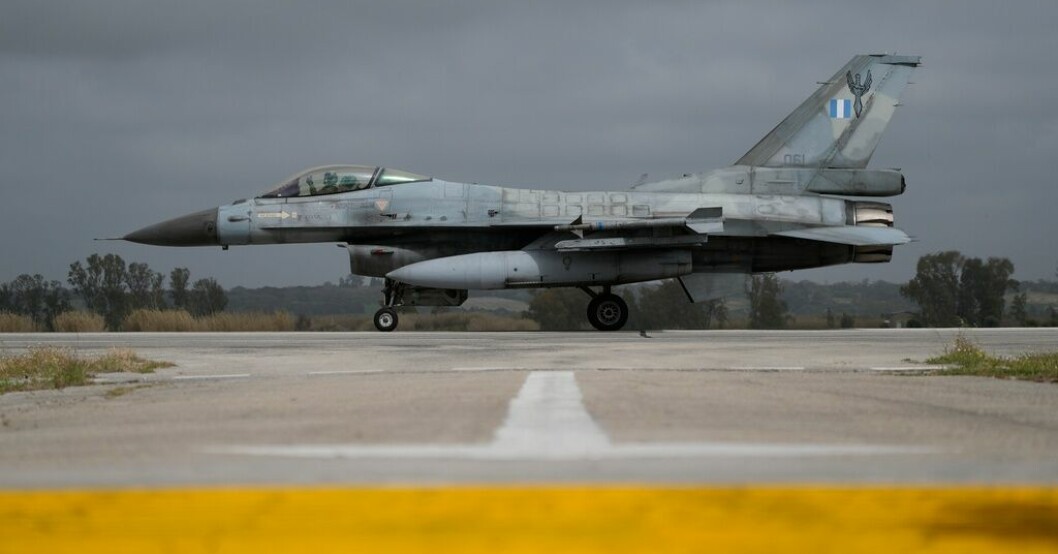 Ett stridsflygplan av typen F-16, här från det grekiska flygvapnet. Arkivbild. Stridsflyg från väst ett steg närmare Ukraina