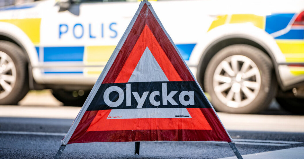 Ett tåg och en A-traktor har kolliderat. Arkivbild. Tåg och A-traktor i olycka – en svårt skadad