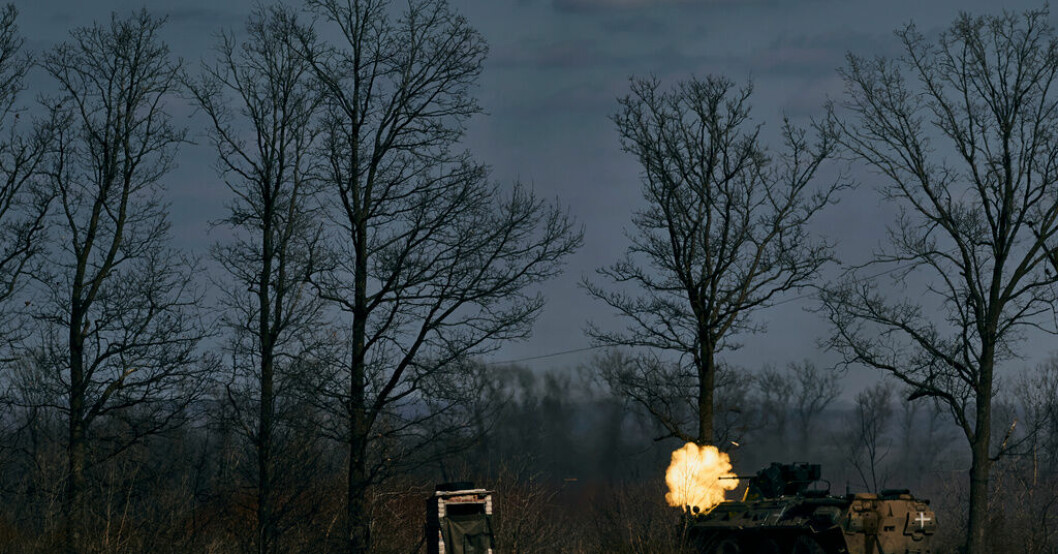 Ett ukrainskt pansarfordon ger eld vid fronten i Tjasiv Jar i Donetsk, på måndagen. Ryssland: Bachmut nyckel till en offensiv