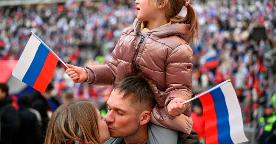 Ett ungt par kyssar varandra under en patriotisk konsert i Moskva i mars 2022. Putins mardröm: "Demografisk tragedi" i Ryssland