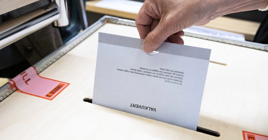 Ett valkuvert läggs i en valurna i Malmö under EU-valet 2019. Nästa år är det dags igen. Arkivfoto. Valdagar spikade för EU-valet