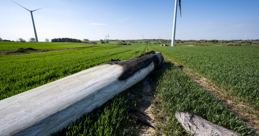 Ett vindkraftverk i Bjäresjö strax utanför Ystad totalförstördes i en brand natten till torsdagen. Vindkraftverkets vingar har i samband med branden slungats iväg 100 meter. Vindkraftverk brann – vingar föll av