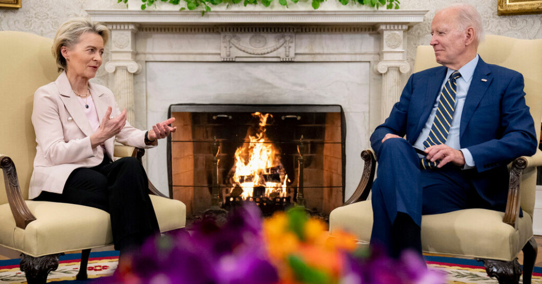 EU-kommissionens ordförande och USA:s president Joe Biden i Ovala rummet i Vita huset på fredagen. Biden och von der Leyen: Siktar på ett avtal
