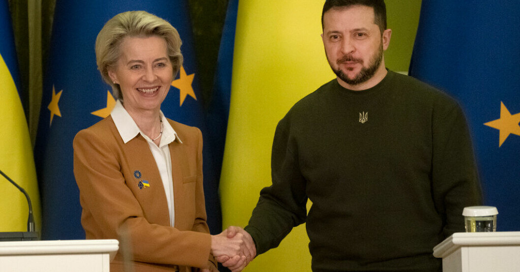 EU-kommissionens ordförande Ursula von der Leyen med Ukrainas president Volodymyr Zelenskyj vid ett möte i Kiev i början av februari. Arkivfoto. EU-basen till Kiev