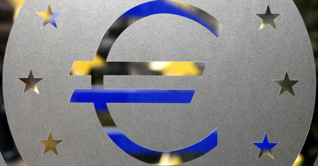 Euron tar stryk efter oväntat kraftig åtstramning av bankernas utlåning i första kvartalet i eurozonen. Arkivbild Banker i eurozonen stramar åt utlåning
