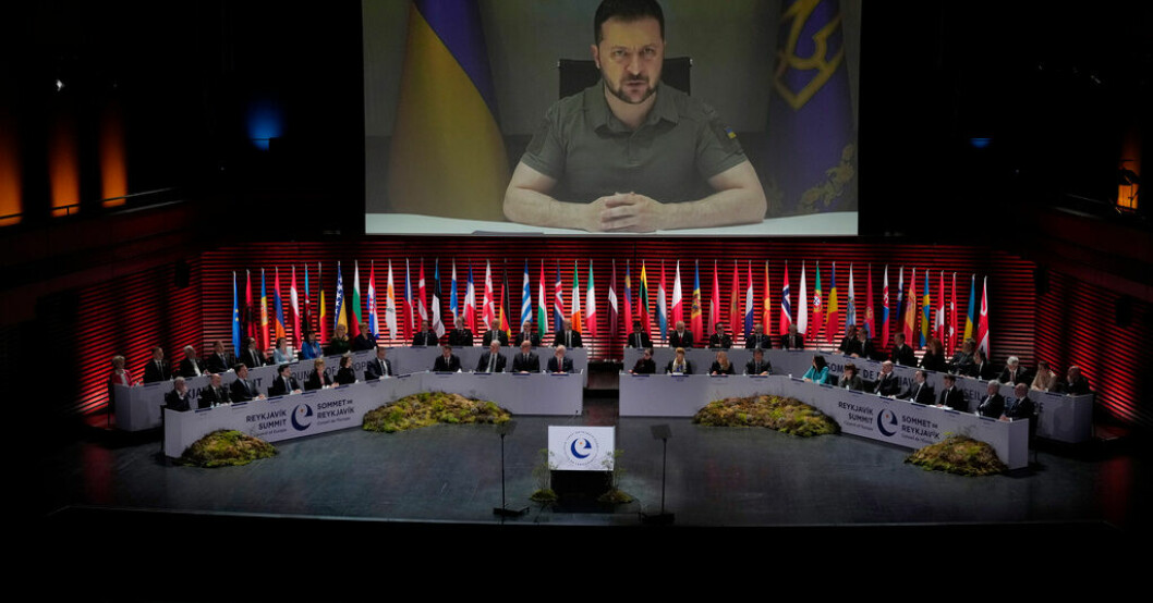 Europas stats- och regeringschefer i Reykjavik lyssnar på kollegan Volodymyr Zelenskyj. Zelenskyj: Vi sköt ned 100 procent