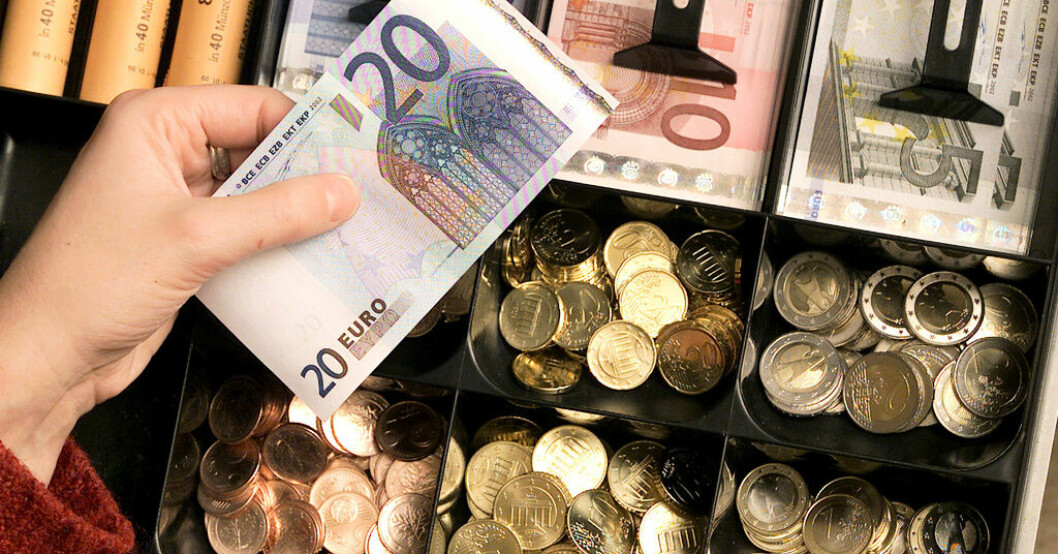 Eurosedlar och mynt i en kassalåda i tyska Duisburg. Arkivbild. Upp och ned för inflationen i EU