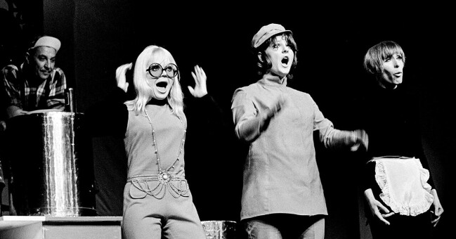 Ewa Roos och Eva Rydberg längst till höger på Hagge Geigerts revy i Göteborg 1970.