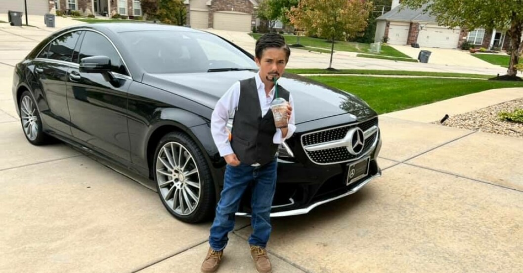 Evan ”Tony Stark” bestämde sig för att inte låta mobbarna förstöra hans stora dag. Han sminkade om sig, blev Tony Stark och återvände till skolan. Den här gången i en Mercedes. Evan ”Tony Stark”