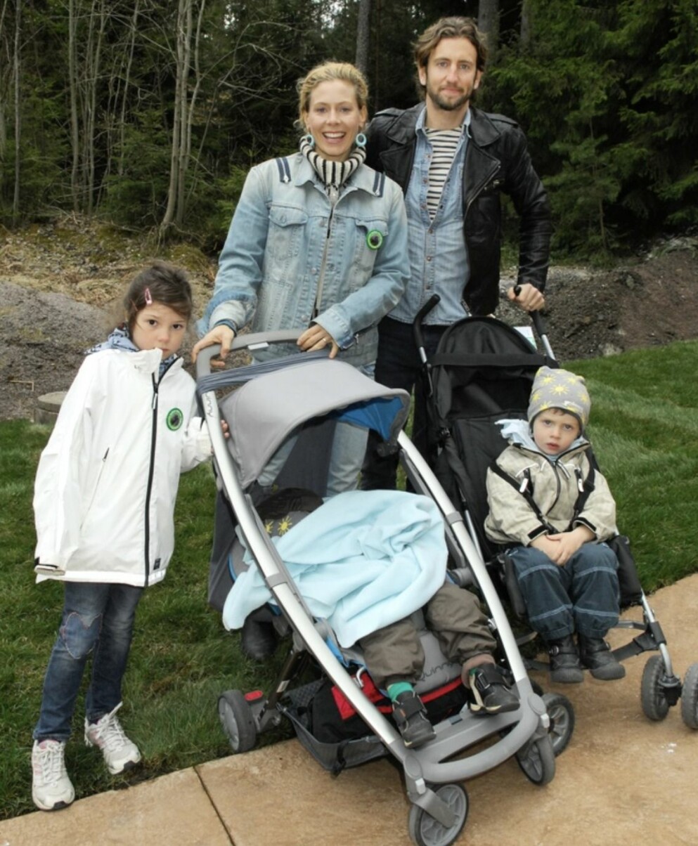 Eva Röse med familj på Kolmården år 2010. Eva Röse, maken Jacob och barnen