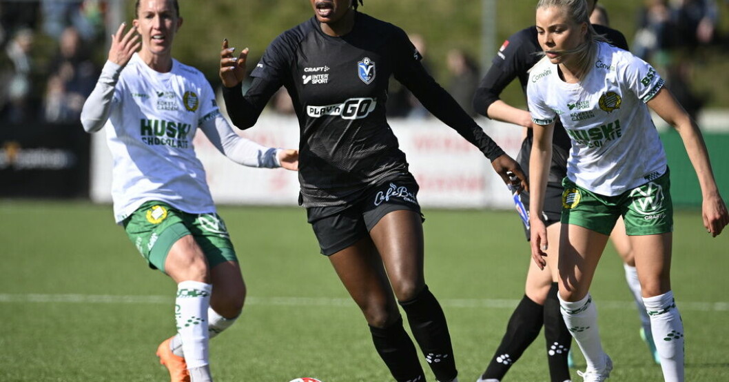 Evelyn Ijeh, mitten, gjorde matchens enda mål när Växjö slog Djurgården med 1–0 borta i damallsvenskan. Arkivbild. Växjö nollade Djurgården – Ijeh avgjorde