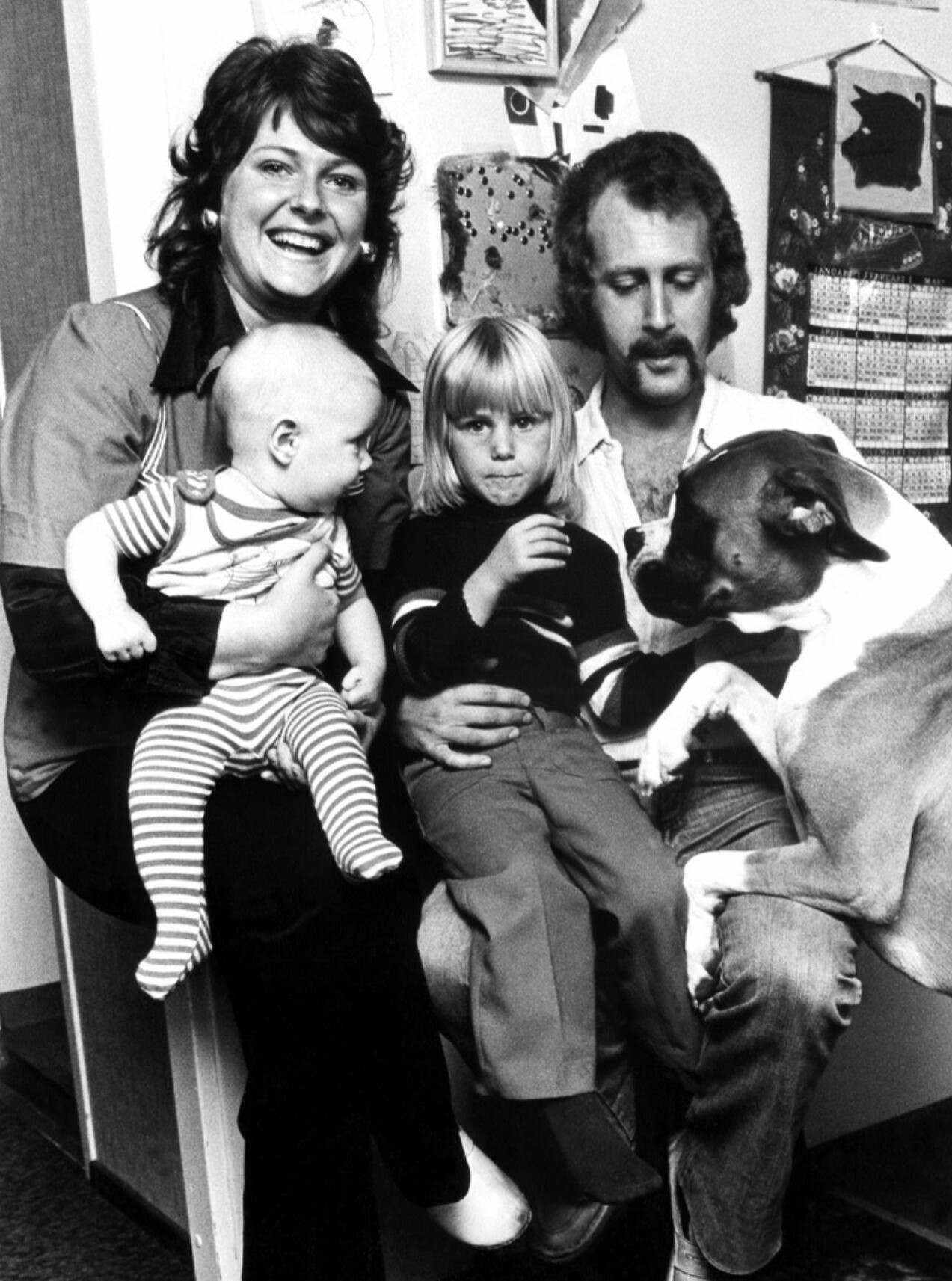 Ewa Roos med maken Kenneth, samt barnen Lotta och Daniel år 1975. Ewa Roos med Kenneth och barnen Lotta och Daniel