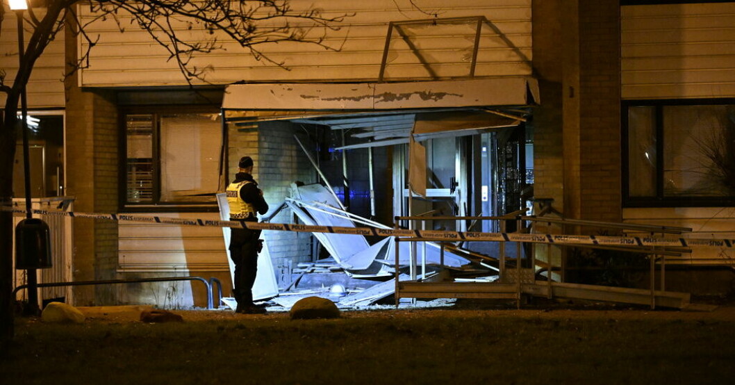 Polis på plats vid en av de drabbade adresserna i Landskrona på söndagskvällen. Explosioner i Landskrona – inga skadade