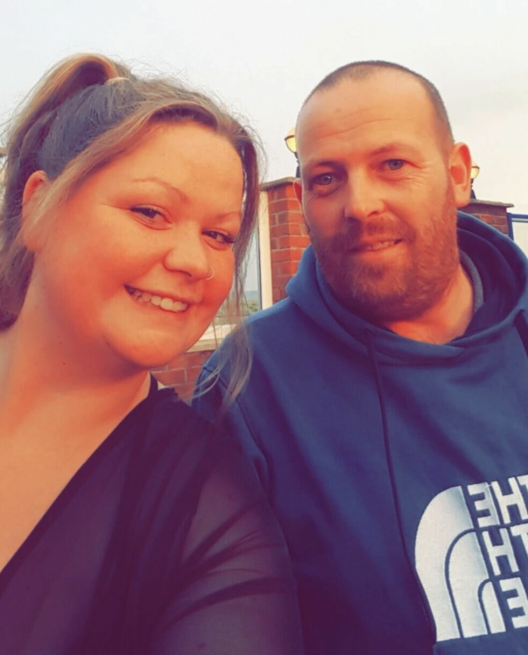 ”James tacklar det hela väldigt skickligt”, säger 29-åringen om sin fästman.