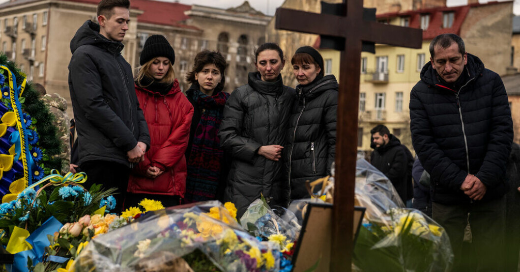 Familjemedlemmar till en dödad ukrainsk soldat vid en begravning i Lviv. Tvekan om Kinas förslag – "ingen fredsplan"