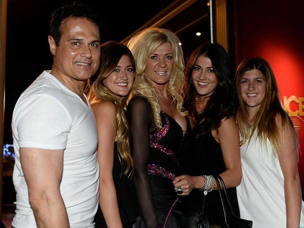 Delar av familjen Montazami: Kamran, Hanna, Maria, Sara och Emma.
