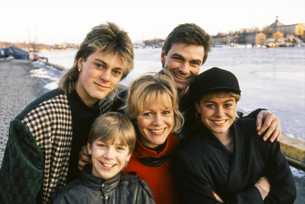 Familjen Wahlgren-Schollin år 1987. Hela familjen, med undantag för Peter Wahlgren, syns i bild. Familjen Wahlgren-Schollin år 1987. Hela familjen, med undantag för Peter Wahlgren, syns i bild.