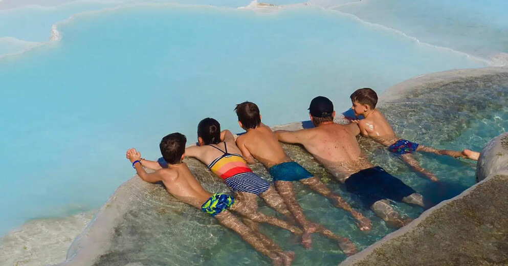 Här är familjen i Pamukkale, Turkiet.