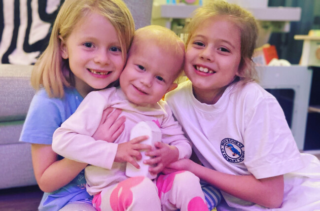 Orla tillsammans med sina äldre systrar Ava och Poppy. Orla med sina systrar Ava och Poppy.