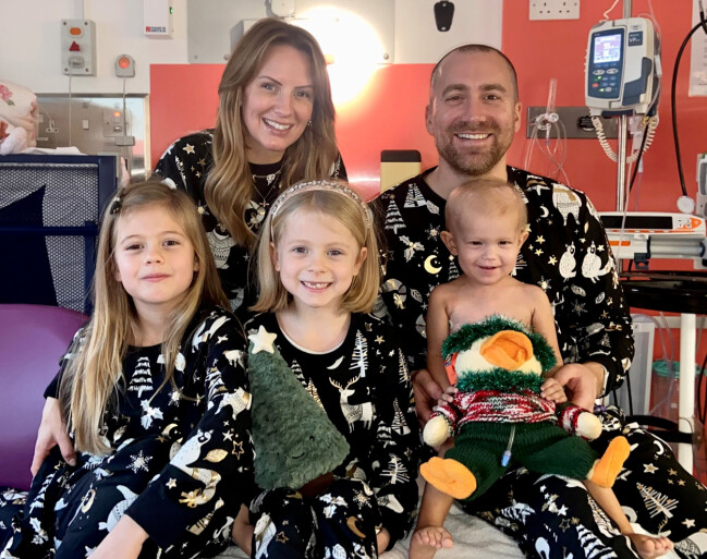 Under de senaste sex månaderna har familjen Tuckwell spenderat mycket tid på sjukhuset tillsammans med Orla. Familjen Tuckwell på sjukhuset i matchande pyjamas.