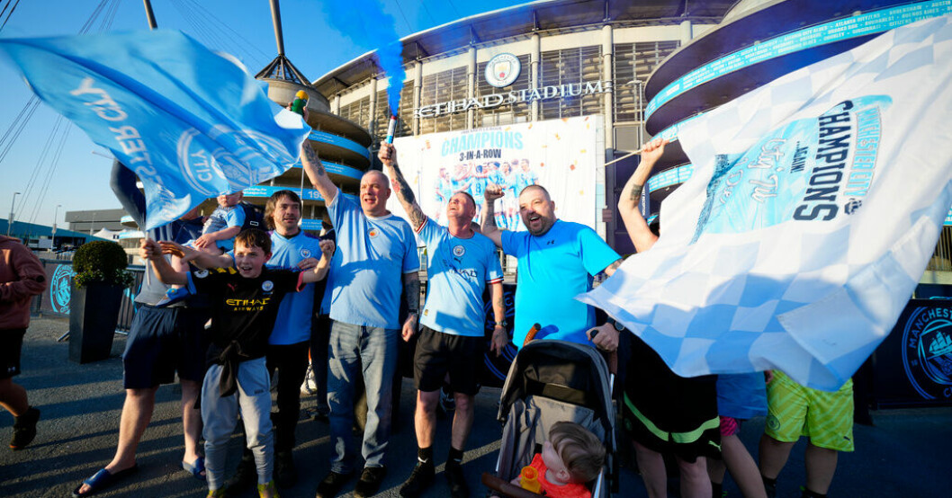 Fans till Manchester City firar klubbens tredje raka ligatitel utanför hemmaarenan. City mästare i kavaj: "Otrolig säsong"