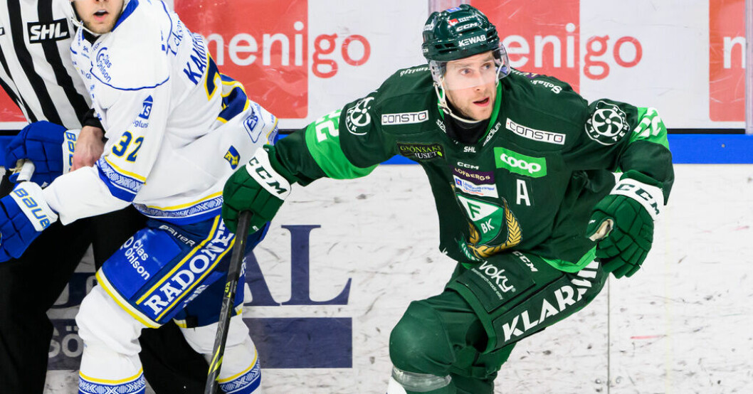 Färjestads Per Åslund, till höger, är skadad på nytt. Arkivbild. Färjestadsveteranen skadad i comebacken