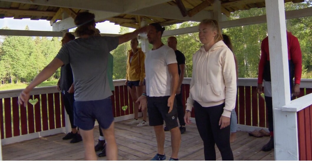 Dag kör yoga med gänget varje morgon. Farmen-gänget kör yoga