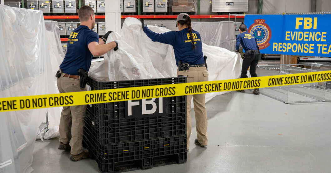 FBI:s specialagenter undersöker bevismaterial i utredningen om den misstänkta spionballongen. USA avslutar sökandet efter ballongrester
