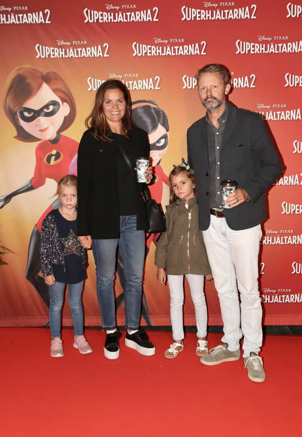 Felix har själv flera barn. Här med den yngsta dottern Lisa, hustrun Clara och dottern Iris. Felix Herngren med hustrun Clara och barnen Lisa och Iris.