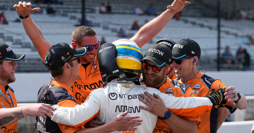 Felix Rosenqvist firar kvalresultatet. Rosenqvist historiskt snabb i Indy-kval