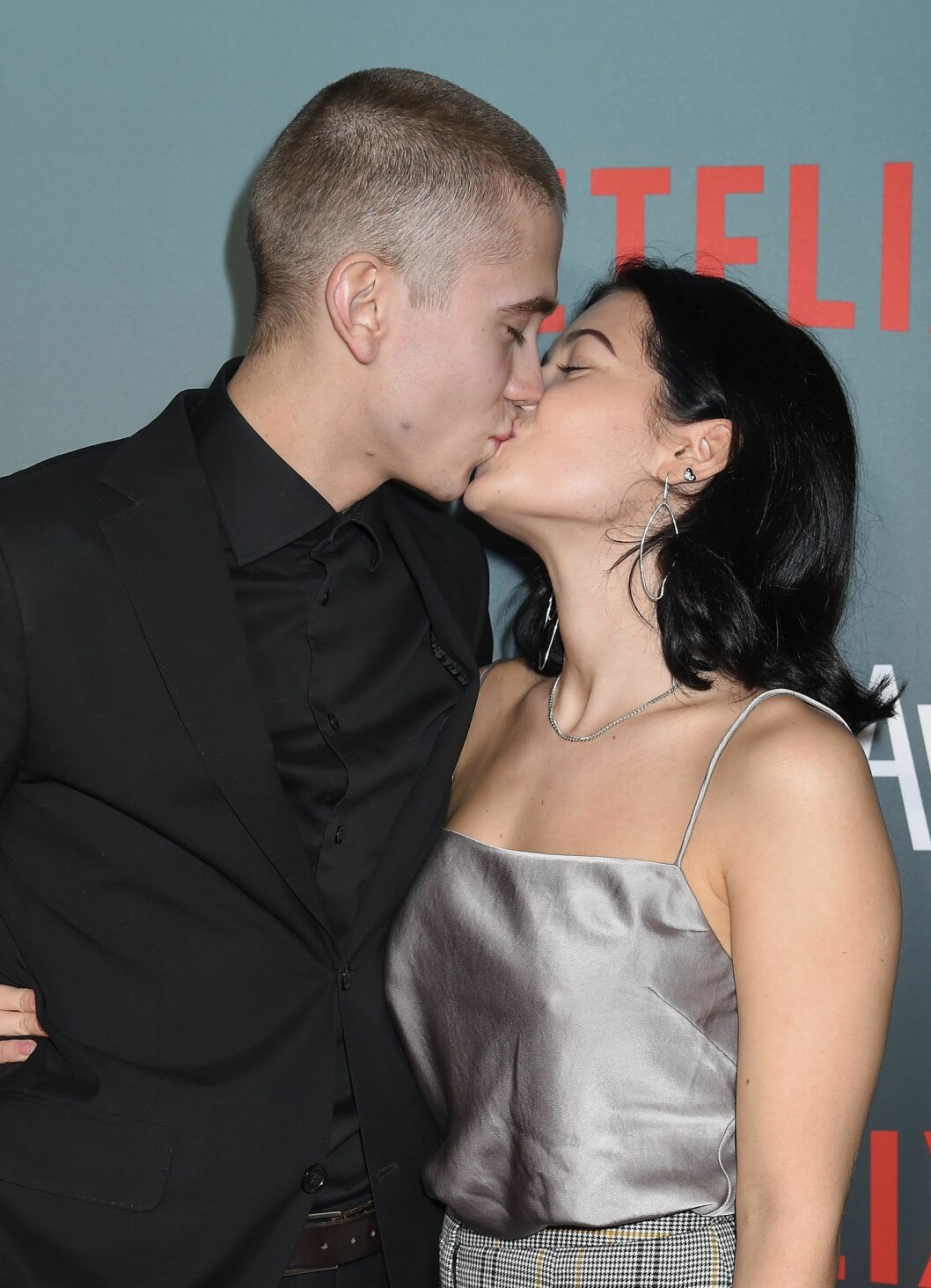 Andrea Kallström är nöjd med pojkvännen Felix Sandmans nya frisyr. Felix Sandman och flickvännen Andrea Kallström pussas