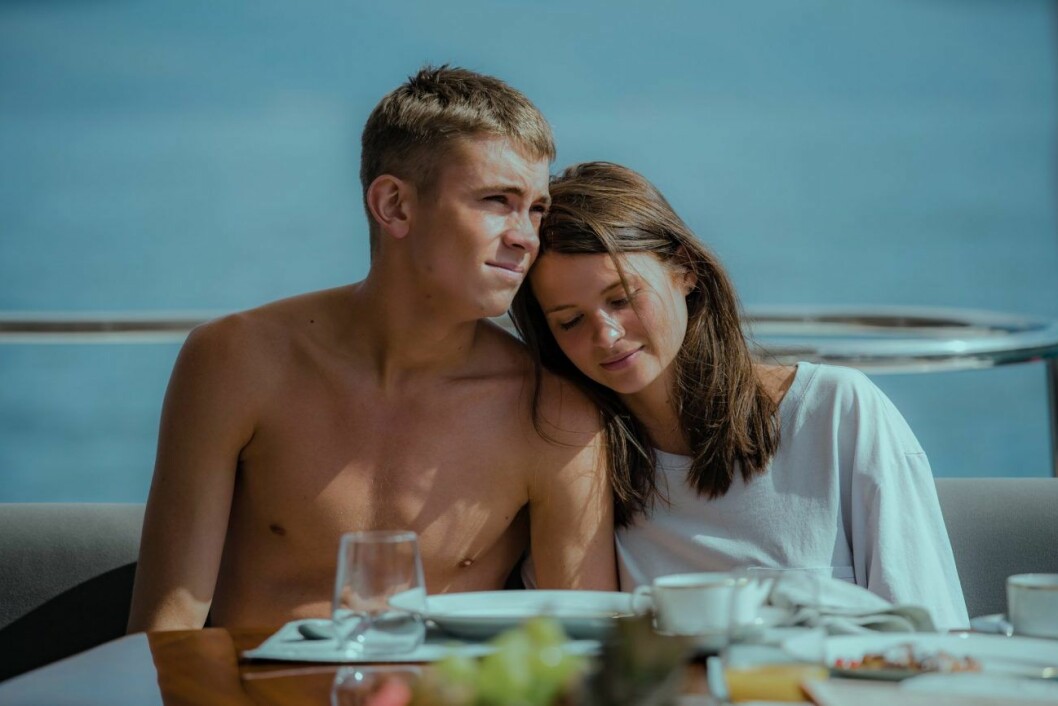 Störst av allt är den första svenska originalserien på Netflix. I serien spelar Felix Sandman mot Hanna Ahrdén, som spelar Maja. <strong>FOTO: Nikola Predovic/Netflix</strong> I Störst av allt spelar Felix Sandman mot Hanna Ahrdén.