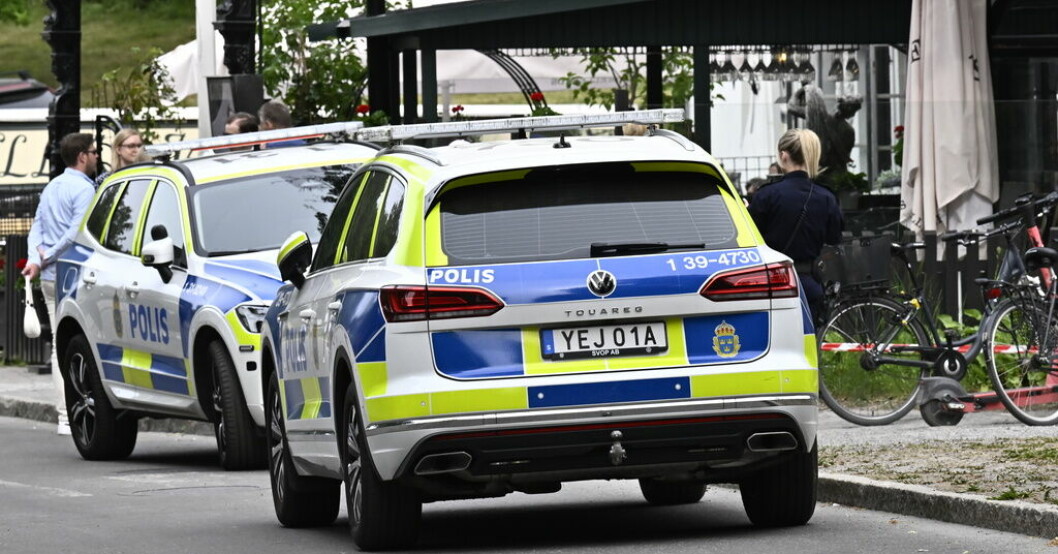Fem hästar har skenat på Djurgården i Stockholm på lördagen. Två personer har skadats allvarligt. Två allvarligt skadade när hästar skenade