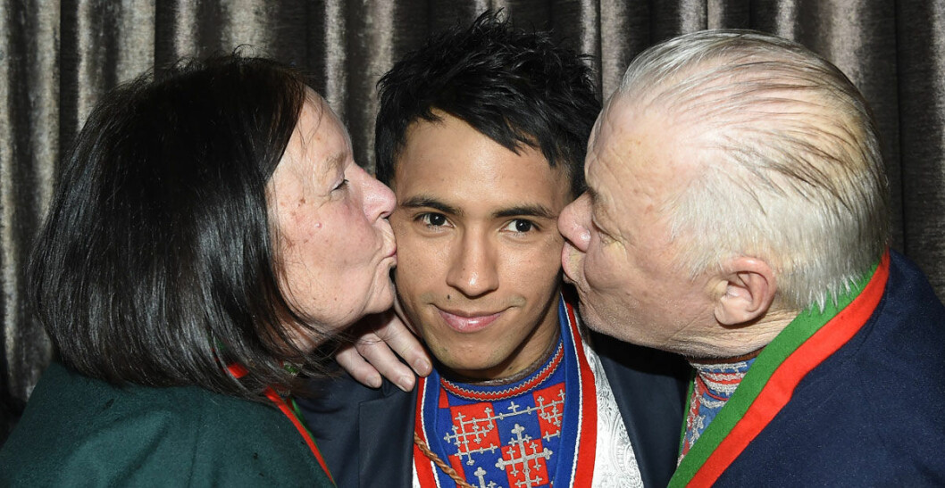Jon Henrik pussades med mamma och pappa. Foto: IBL