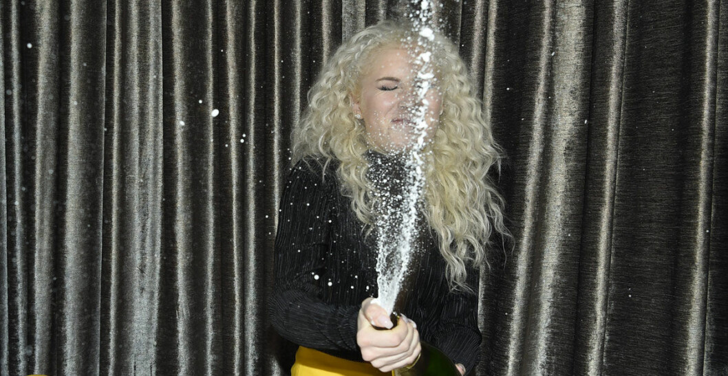 Wiktoria korkade upp skumpan. Foto: IBL