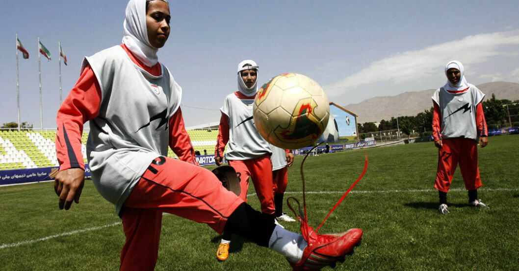 Fifa tillåter spelare att spela på internationell nivå med huvuddukar. Det gör inte franska fotbollsförbundet. Arkivbild. Frankrike går emot Fifa – förbjuder hijab