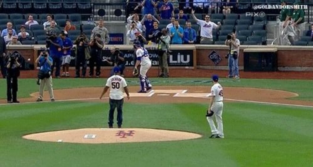 Källa: <a href="http://giphy.com/search/50-cent-pitch" target="_blank">Giphy</a> FiftyCentFirstPitchFail 2