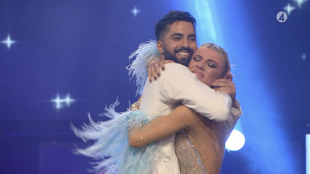 Filip och Linn omfamnade varandra i en stor glädje- och tårfylld kram när det stod klart att de två är vidare till finalen av <span class=" italic" data-lab-italic_desktop="italic">Let's dance</span> 2022. Filip och Linn omfamnade varandra i en stor glädje- och tårfylld kram när det stod klart att de två är vidare till finalen av Let's dance 2022.
