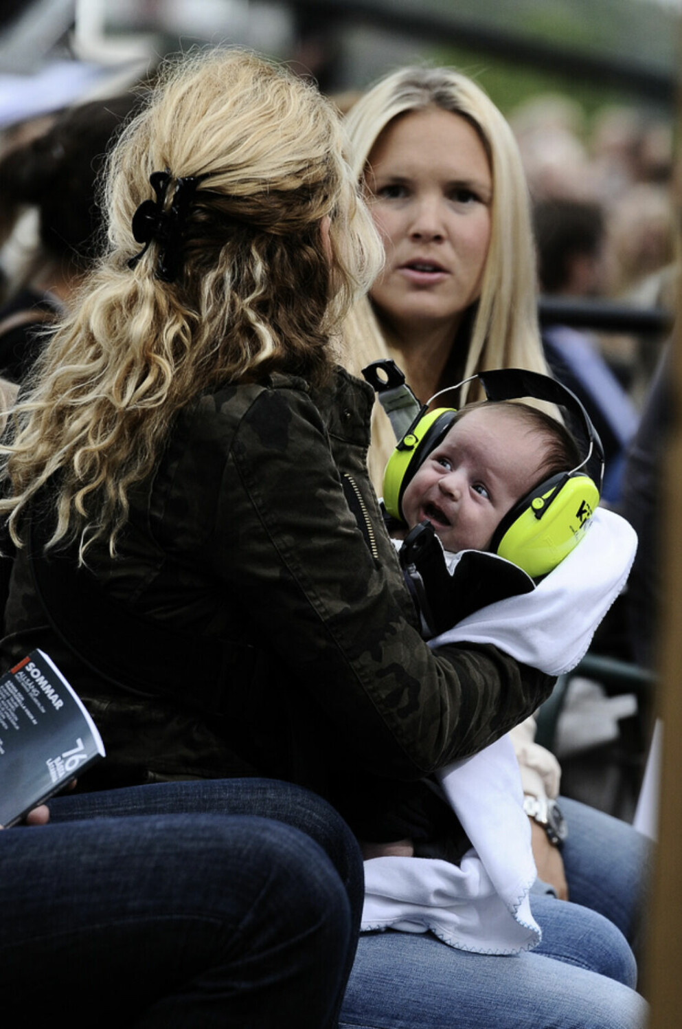 Anja Pärson och Filippa Rådin. Filippa och Anja på Allsång på Skansen med sonen Elvis år 2012