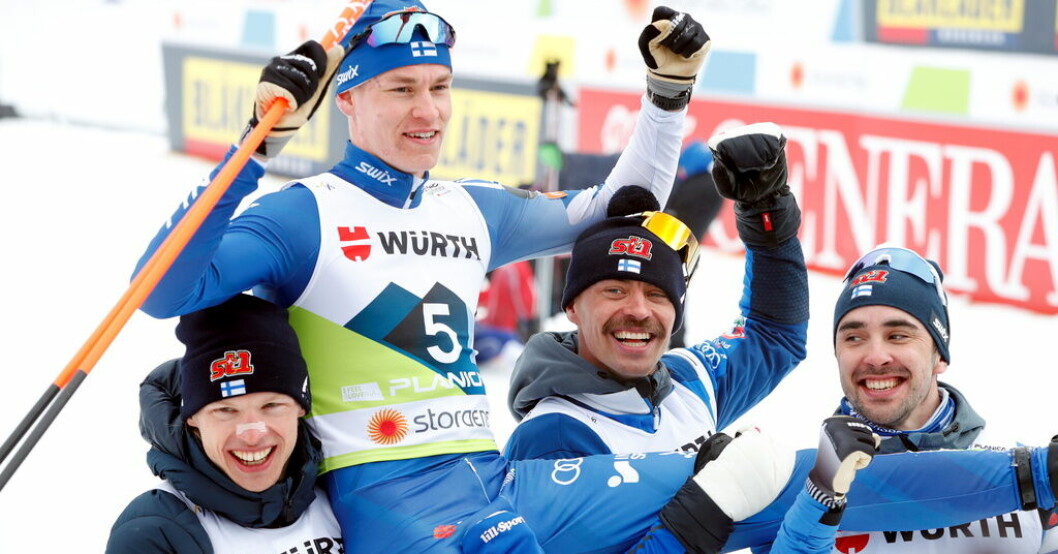 Finlands Niko Anttola, 20, lyfts upp av 31-åriga lagkamraterna Ristomatti Hakola, Iivo Niskanen och Perttu Hyvarinen efter att ha bärgat silvermedaljen i herrarnas stafett under skid-VM i Planica. Finländsk silveryra – bröt 14-årig förbannelse