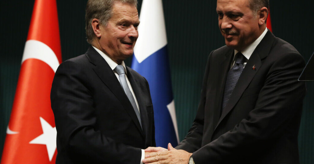Finlands president Sauli Niinistö och hans turkiske motsvarighet Recep Tayyip Erdogan skakar hand i Ankara 2015. Niinistö och Orbán i Turkiet – Natobesked nära?