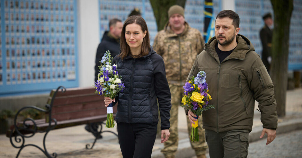 Finlands statsminister Sanna Marin och Ukrainas president Volodymyr Zelenskyj vid en minnesvägg för fallna soldater. Marin: Ukraina har en europeisk framtid