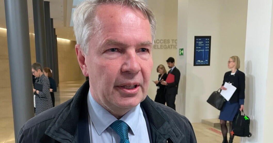 Finlands utrikesminister Pekka Haavisto på väg in till måndagens EU-möte i Luxemburg. EU-länder kräver beslut om vapenhjälp