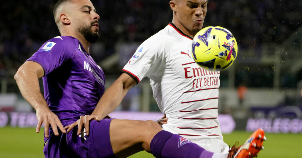 Fiorentinas Arthur Cabral och Milans Malick Thiaw i duell i kvällens match. Långt inhopp av Zlatan – men förlust för Milan