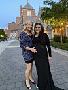 Chelsea Jovanovich, 33, och Cheryl Urban, 44. På bilden är Chelsea gravid – med hjälp av Cherryls livmoder.