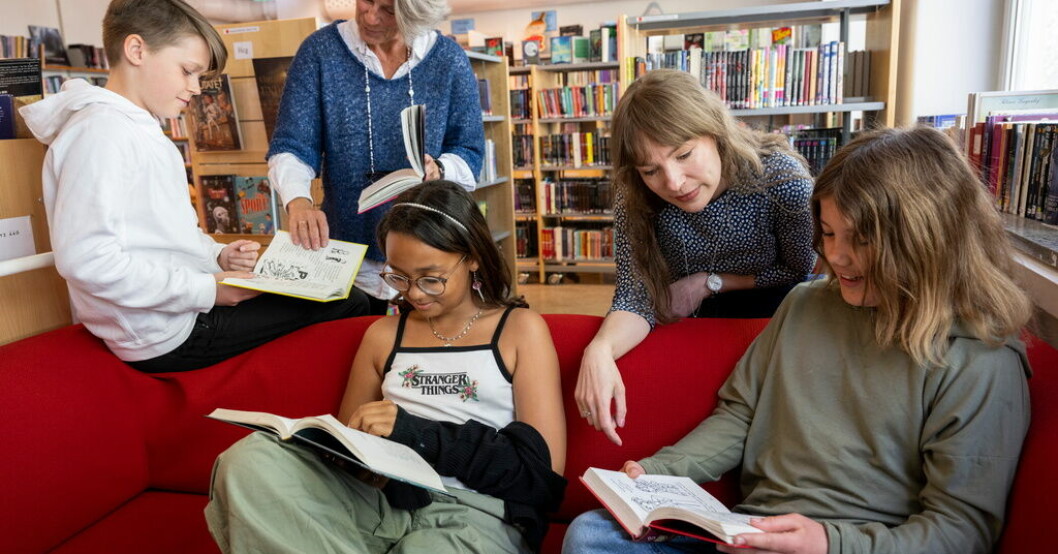 Fjärdeklassarna Vilmer Tasala, Chloé Ekman och Lycke Comsted pratar böcker med svenskläraren Inger Tzelalidov Blomberg och skolbibliotekarie Heléne A Törnfeldt på Sjöängsskolan. Här får eleverna bygga läskondition
