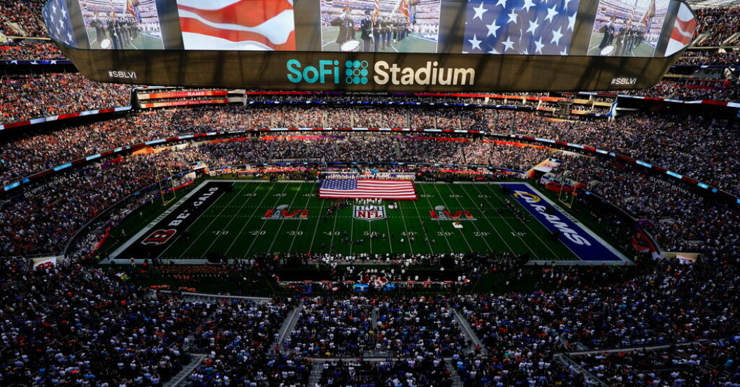 Fjolårets finalarena Sofi Stadium i Los Angeles under Super Bowl 2022. Årets match spelas på State Farm Stadium i Arizona. Arkivbild. 73 miljoner kronor för 30 sekunders reklam