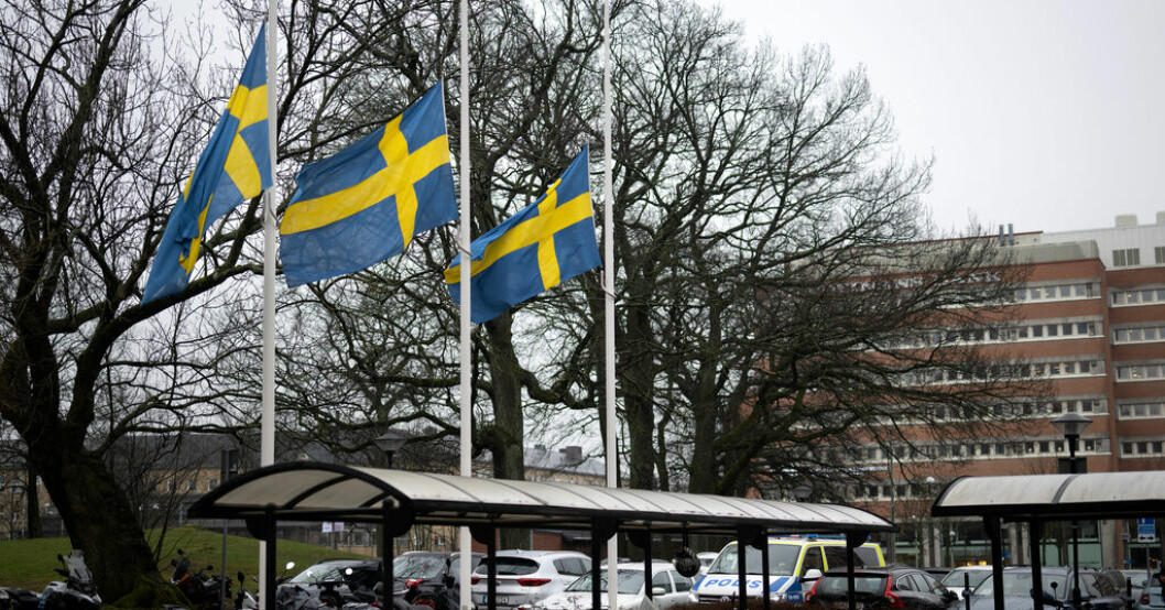 Flaggor på halv stång vid polishuset i Göteborg, dagen efter att Mats Löfving, regionpolischef i Stockholm, hittats död i sitt hem. Arkivbild. Löfvings död utreds inte som arbetsmiljöbrott