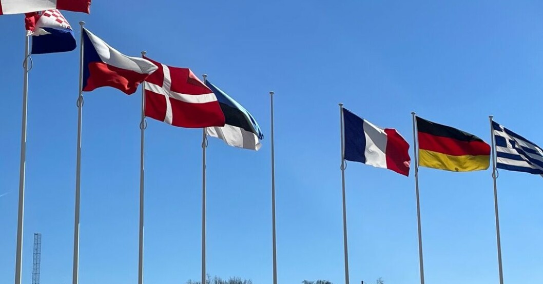 Flaggstången är redan på plats vid Natohögkvarteret i Bryssel där Finlands flagga på tisdagen ska hissas mellan Estlands och Frankrikes. Nu går Finland in i Nato